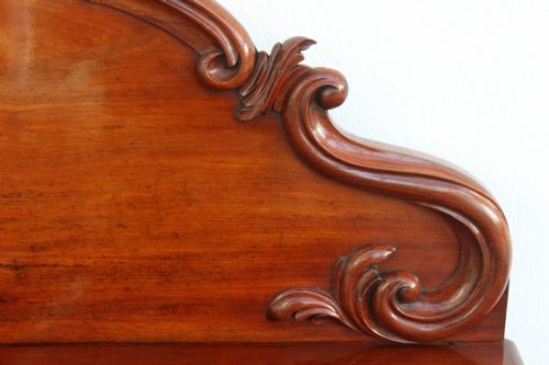 A VICTORIAN CURL MAHOGANY THREE DOOR CHIFFONIER - ADDITIONAL PHOTO 4