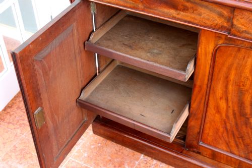 A VICTORIAN CURL MAHOGANY THREE DOOR CHIFFONIER - ADDITIONAL PHOTO 5