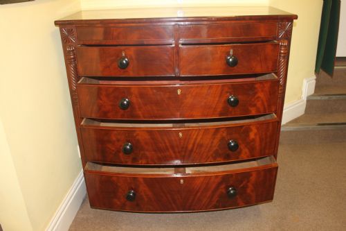 AN EARLY VICTORIAN MAHOGANY BOW FRONT CHEST OF DRAWERS - ADDITIONAL PHOTO 4