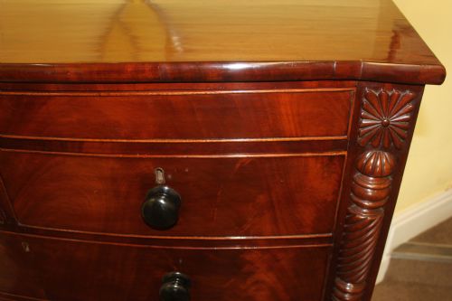 AN EARLY VICTORIAN MAHOGANY BOW FRONT CHEST OF DRAWERS - ADDITIONAL PHOTO 2