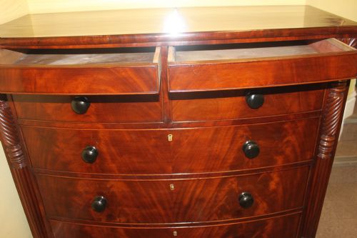 AN EARLY VICTORIAN MAHOGANY BOW FRONT CHEST OF DRAWERS - ADDITIONAL PHOTO 3
