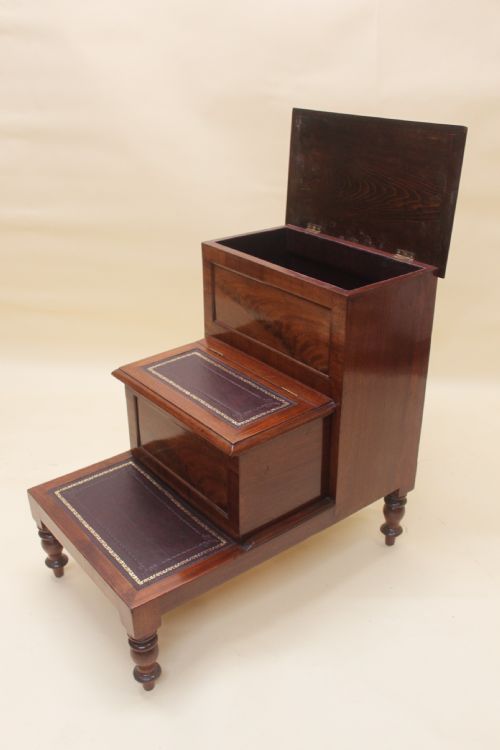 A 19TH CENTURY MAHOGANY THREE STEP COMMODELIBRARY STEPS - ADDITIONAL PHOTO 4