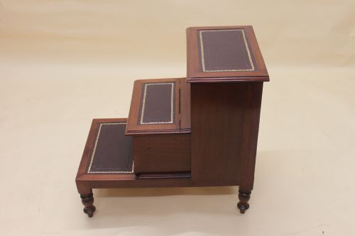 A 19TH CENTURY MAHOGANY THREE STEP COMMODELIBRARY STEPS - ADDITIONAL PHOTO 5