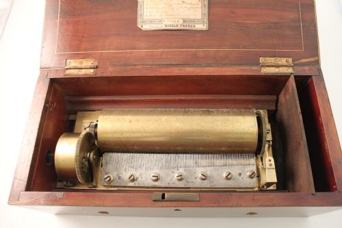 A MUSICAL BOX BY NICOLE FRERE - ADDITIONAL PHOTO 4
