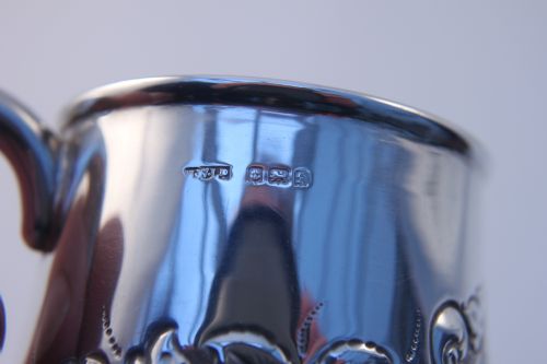 AN EDWARDIAN HALLMARKED SILVER CHRISTENING CUP - ADDITIONAL PHOTO 1