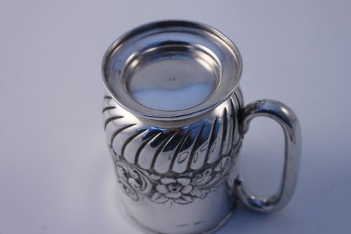AN EDWARDIAN HALLMARKED SILVER CHRISTENING CUP - ADDITIONAL PHOTO 4