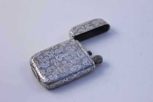 A VICTORIAN SILVER ENGRAVED VESTA CASE - ADDITIONAL PHOTO 1