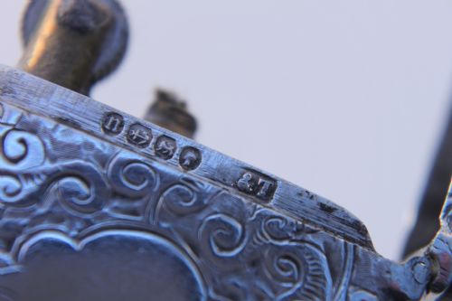 A VICTORIAN SILVER ENGRAVED VESTA CASE - ADDITIONAL PHOTO 2