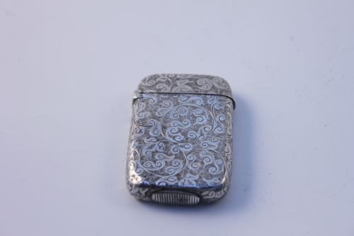 A VICTORIAN SILVER ENGRAVED VESTA CASE - ADDITIONAL PHOTO 3