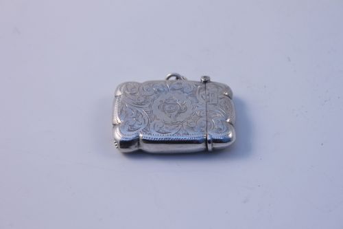 AN EDWARDIAN HALLMARKED SILVER VESTA CASE - ADDITIONAL PHOTO 1