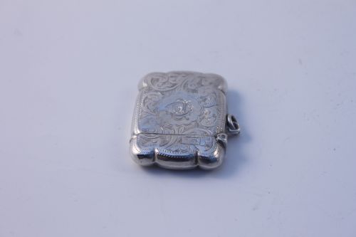 AN EDWARDIAN HALLMARKED SILVER VESTA CASE - ADDITIONAL PHOTO 2