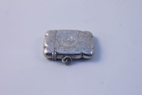 AN EDWARDIAN HALLMARKED SILVER VESTA CASE - ADDITIONAL PHOTO 3