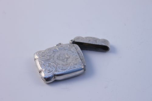 AN EDWARDIAN HALLMARKED SILVER VESTA CASE - ADDITIONAL PHOTO 4