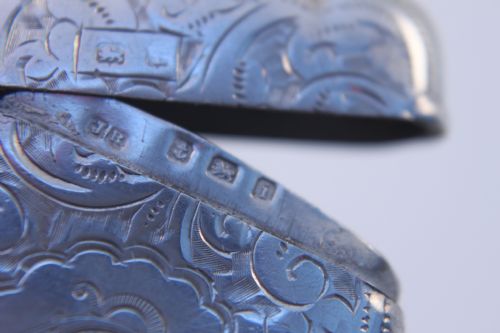 AN EDWARDIAN HALLMARKED SILVER VESTA CASE - ADDITIONAL PHOTO 5