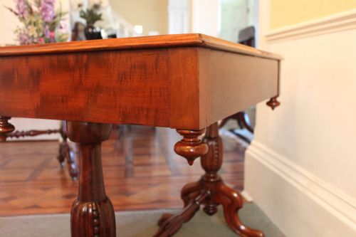 A LOVELY VICTORIAN MAHOGANY WRITINGLIBRARY TABLE IN MAHOGANY - ADDITIONAL PHOTO 2