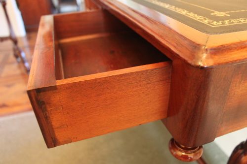A LOVELY VICTORIAN MAHOGANY WRITINGLIBRARY TABLE IN MAHOGANY - ADDITIONAL PHOTO 3