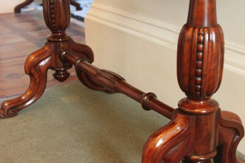 A LOVELY VICTORIAN MAHOGANY WRITINGLIBRARY TABLE IN MAHOGANY - ADDITIONAL PHOTO 4