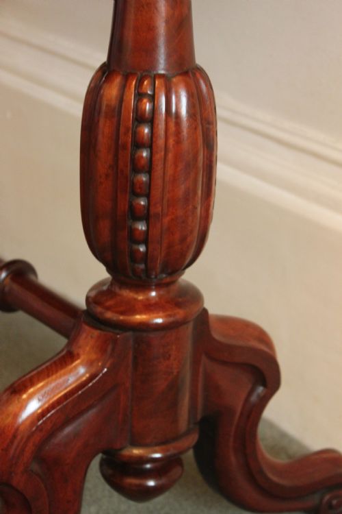 A LOVELY VICTORIAN MAHOGANY WRITINGLIBRARY TABLE IN MAHOGANY - ADDITIONAL PHOTO 5