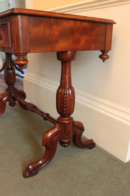 A LOVELY VICTORIAN MAHOGANY WRITINGLIBRARY TABLE IN MAHOGANY - ADDITIONAL PHOTO 6