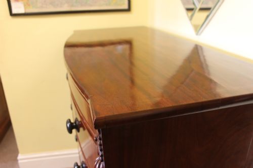 AN EARLY VICTORIAN MAHOGANY BOW FRONT CHEST OF DRAWERS - ADDITIONAL PHOTO 5