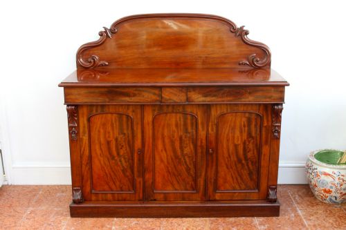 A VICTORIAN CURL MAHOGANY THREE DOOR CHIFFONIER - ADDITIONAL PHOTO 7