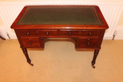 A FINE QUALITY 19TH CENTURY MAHOGANY DESK BY EDWARDS ROBERTS LONDON - ADDITIONAL PHOTO 1