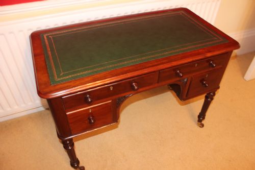 A FINE QUALITY 19TH CENTURY MAHOGANY DESK BY EDWARDS ROBERTS LONDON - ADDITIONAL PHOTO 3
