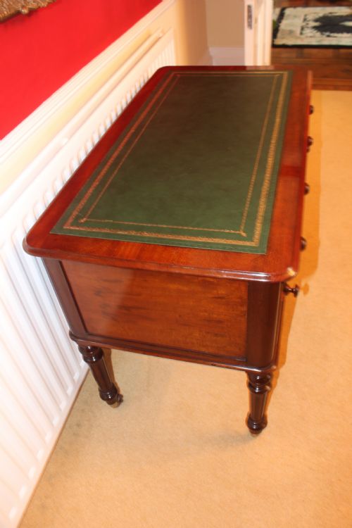 A FINE QUALITY 19TH CENTURY MAHOGANY DESK BY EDWARDS ROBERTS LONDON - ADDITIONAL PHOTO 4