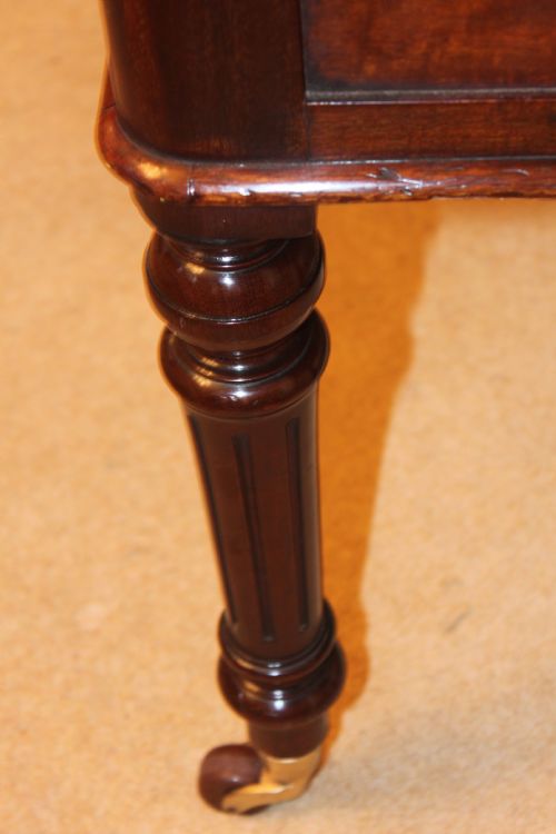 A FINE QUALITY 19TH CENTURY MAHOGANY DESK BY EDWARDS ROBERTS LONDON - ADDITIONAL PHOTO 8