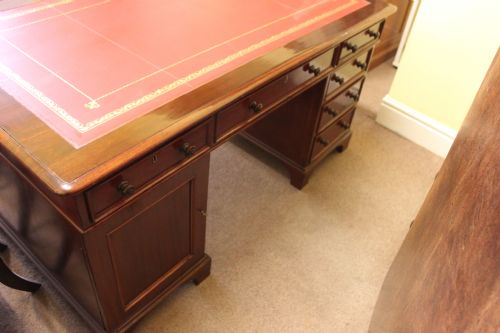 A VICTORIAN MAHOGANY PARTNERS DESK - ADDITIONAL PHOTO 4