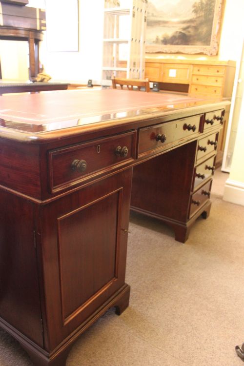 A VICTORIAN MAHOGANY PARTNERS DESK - ADDITIONAL PHOTO 5