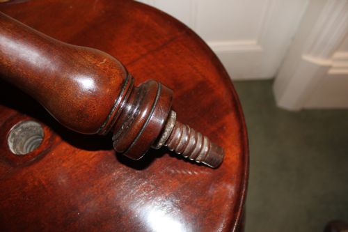 A GEORGE III PERIOD MAHOGANY DUMB WAITER - ADDITIONAL PHOTO 8