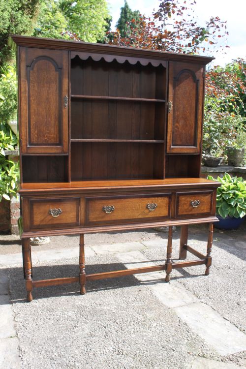 A 19TH CENTURY OAK AND MAHOGANY CROSSBANDED DRESSER - ADDITIONAL PHOTO 1