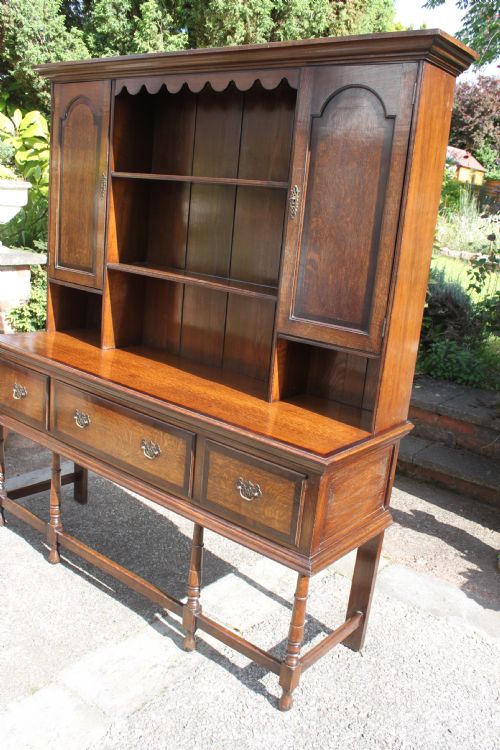 A 19TH CENTURY OAK AND MAHOGANY CROSSBANDED DRESSER - ADDITIONAL PHOTO 3