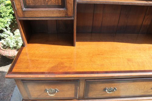 A 19TH CENTURY OAK AND MAHOGANY CROSSBANDED DRESSER - ADDITIONAL PHOTO 5