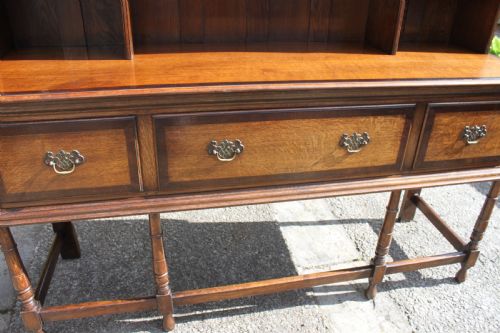 A 19TH CENTURY OAK AND MAHOGANY CROSSBANDED DRESSER - ADDITIONAL PHOTO 6