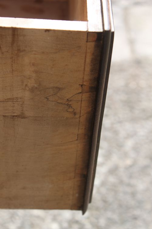 A 19TH CENTURY OAK AND MAHOGANY CROSSBANDED DRESSER - ADDITIONAL PHOTO 7