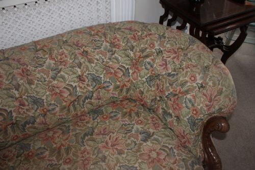 VICTORIAN WALNUT CHESTERFIELD SETTEE - ADDITIONAL PHOTO 15
