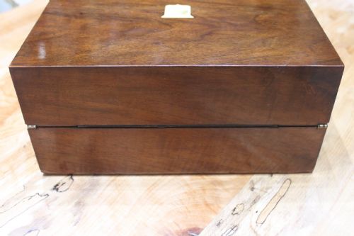 A VICTORIAN WALNUT WRITING SLOPE - ADDITIONAL PHOTO 4