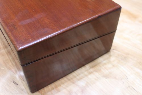 AN EARLY VICTORIAN MAHOGANY WRITING SLOPE - ADDITIONAL PHOTO 1