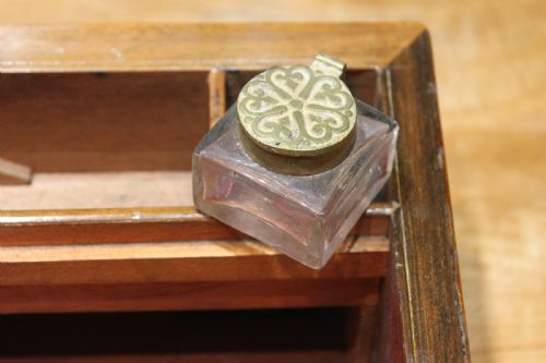 A VICTORIAN WALNUT WRITING SLOPE - ADDITIONAL PHOTO 8