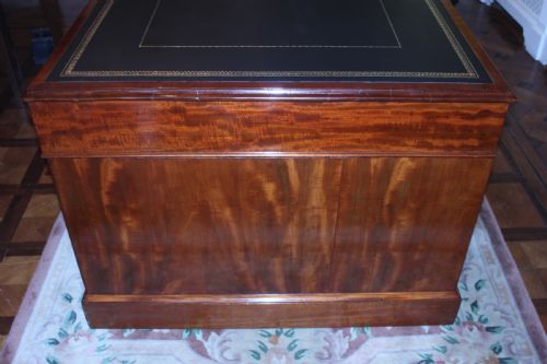 A FINE GEORGE IV EARLY 19TH CENTURY 18 DRAWER MAHOGANY PARTNERS DESK - ADDITIONAL PHOTO 1