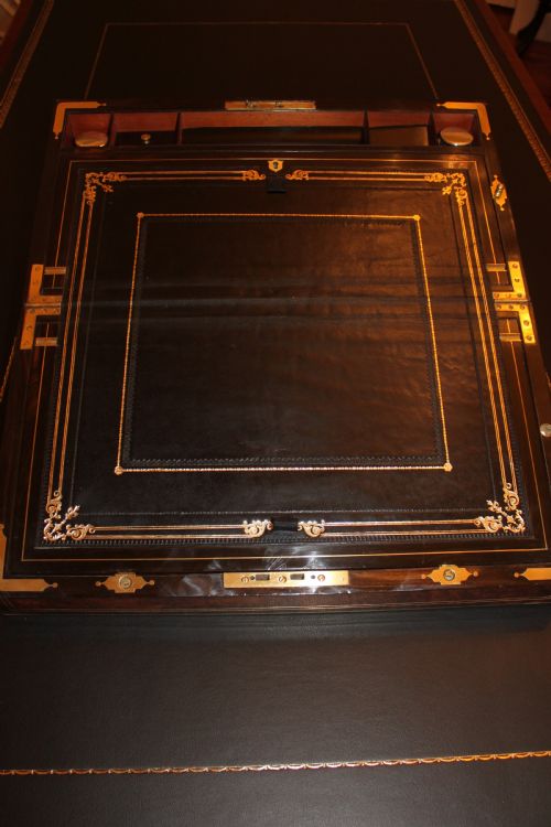 A 19TH CENTURY TOP QUALITY BURR WALNUT AND BRASS INLAID WRITING SLOPE - ADDITIONAL PHOTO 6