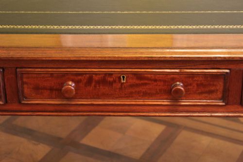 AN EARLY 19TH CENTURY LIGHT MAHOGANY SIX DRAWER PARTNERS LIBRARY TABLE - ADDITIONAL PHOTO 2