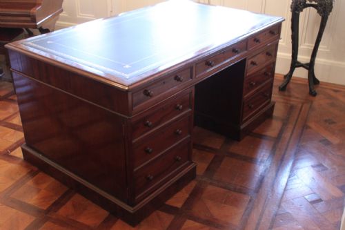 EARLY VICTORIAN MAHOGANY PARTNERS DESK - ADDITIONAL PHOTO 4