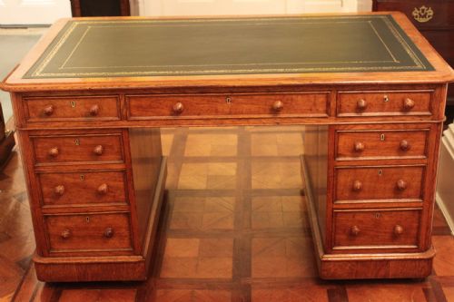 A FINE QUALITY OAK PEDESTAL DESK BY EDWARDS ROBERTS - ADDITIONAL PHOTO 2
