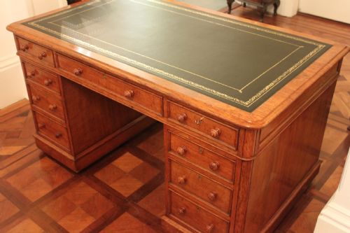 A FINE QUALITY OAK PEDESTAL DESK BY EDWARDS ROBERTS - ADDITIONAL PHOTO 3