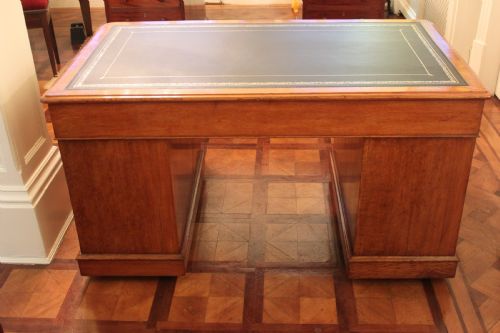 A FINE QUALITY OAK PEDESTAL DESK BY EDWARDS ROBERTS - ADDITIONAL PHOTO 13