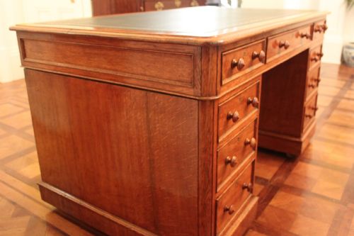 A FINE QUALITY OAK PEDESTAL DESK BY EDWARDS ROBERTS - ADDITIONAL PHOTO 14