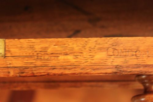 A FINE QUALITY OAK PEDESTAL DESK BY EDWARDS ROBERTS - ADDITIONAL PHOTO 17